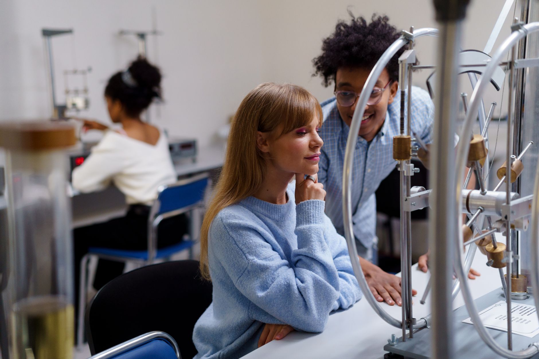 Experiência de laboratório a ser feita em grupo, com material de vidro