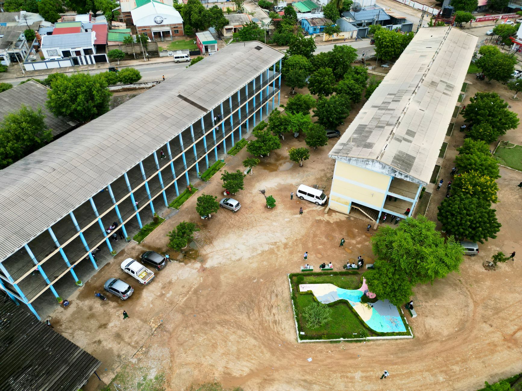 Vista aérea de um complexo escolar rodeado de árvores